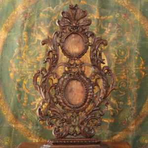 Elément de boiserie ou porte reliques, ornements rocaille en tilleul sculpté, XVIIIe s