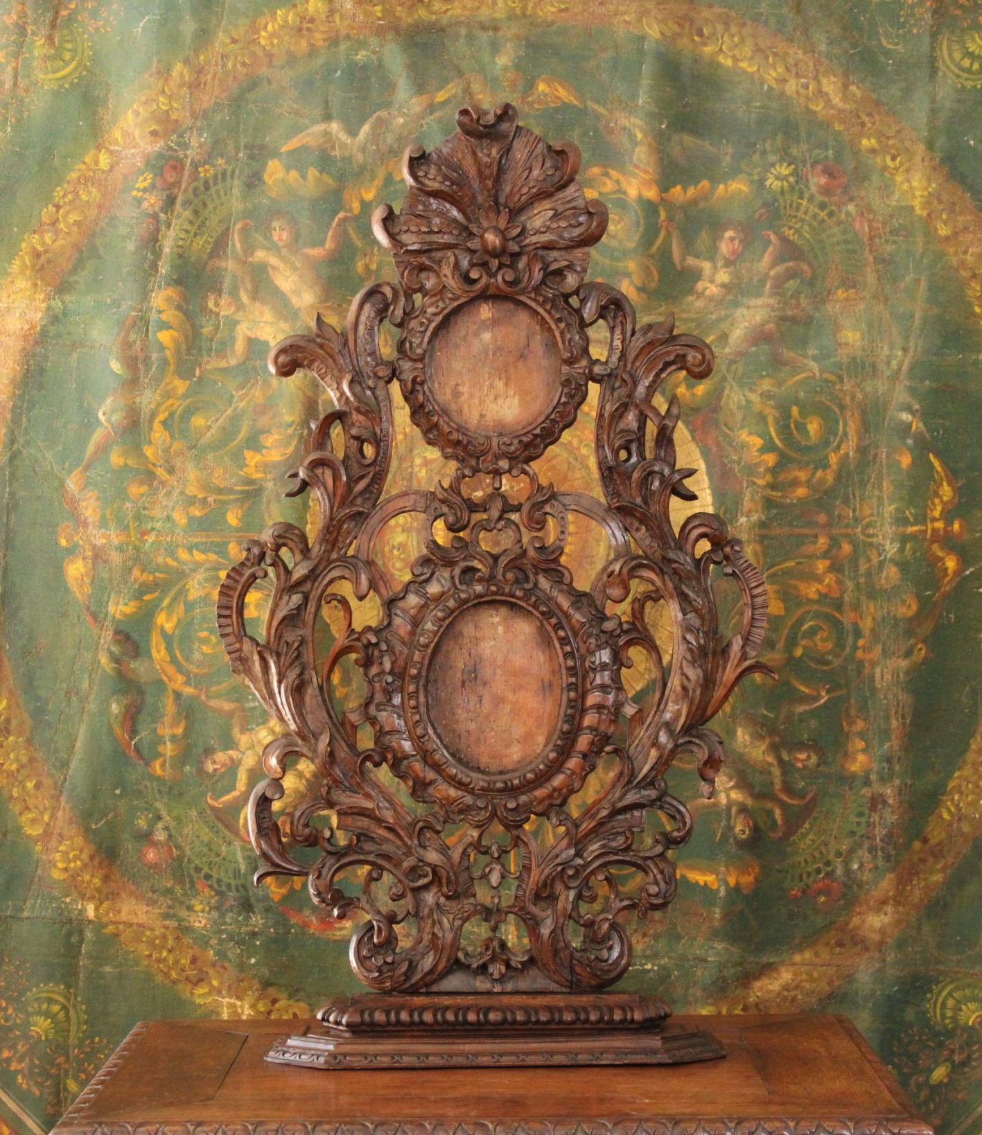 Elément de boiserie ou porte reliques, ornements rocaille en tilleul sculpté, XVIIIe s