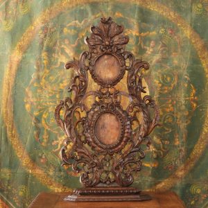 Elément de boiserie ou porte reliques, ornements rocaille en tilleul sculpté, XVIIIe s