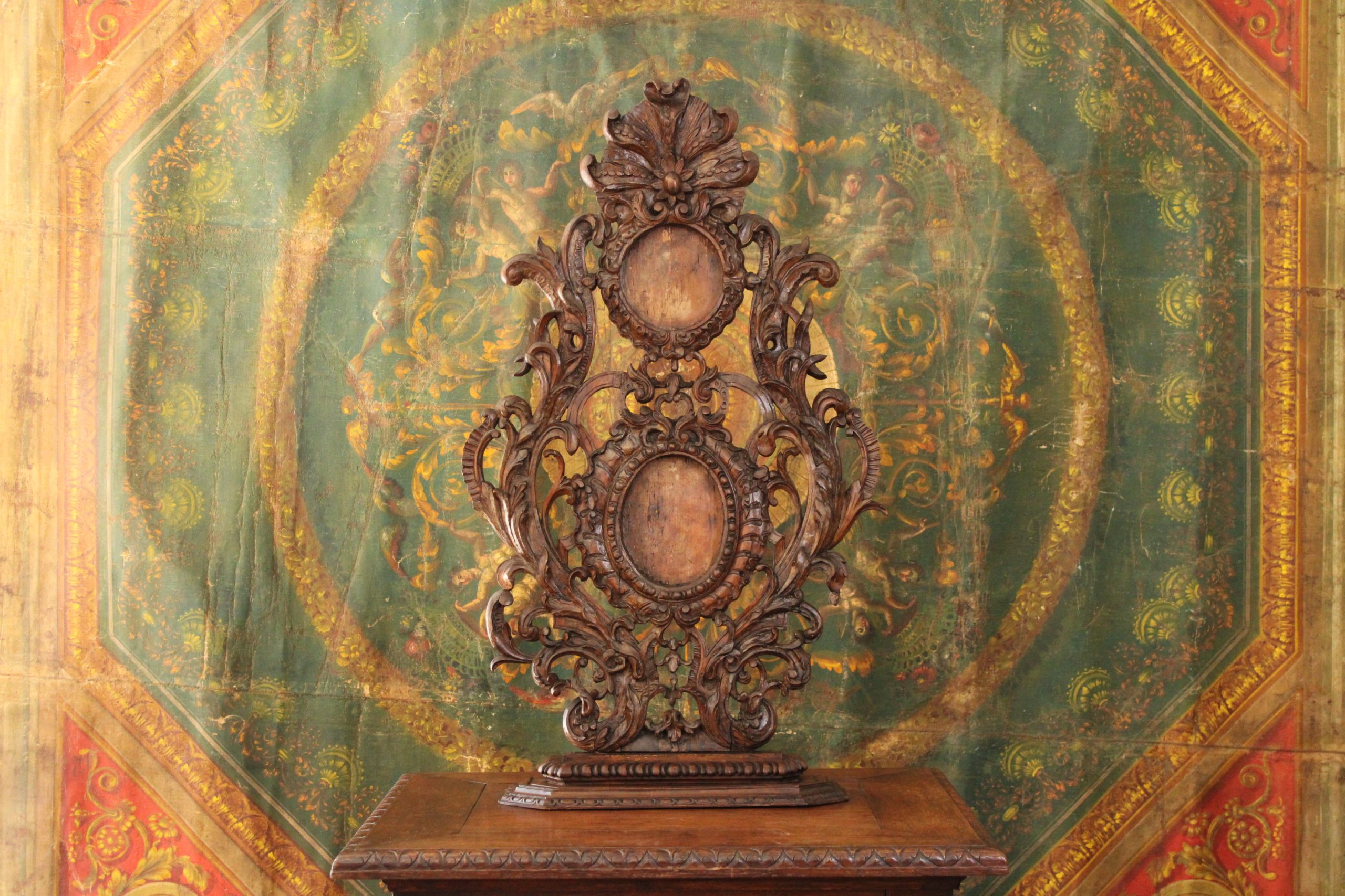Elément de boiserie ou porte reliques, ornements rocaille en tilleul sculpté, XVIIIe s
