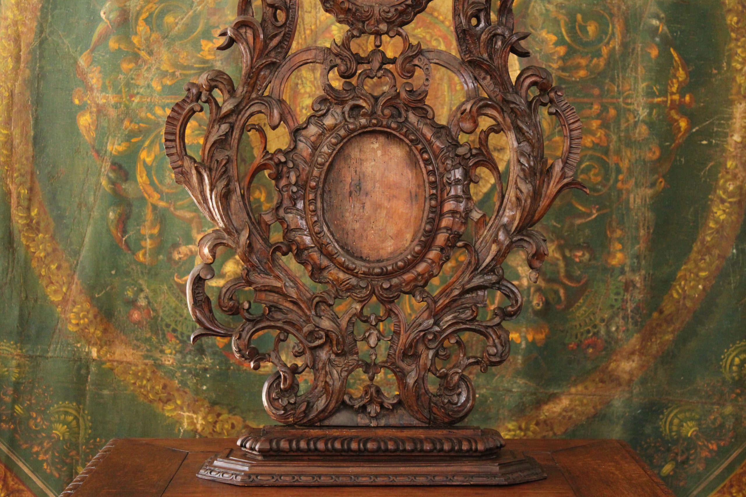 Elément de boiserie ou porte reliques, ornements rocaille en tilleul sculpté, XVIIIe s – Image 2