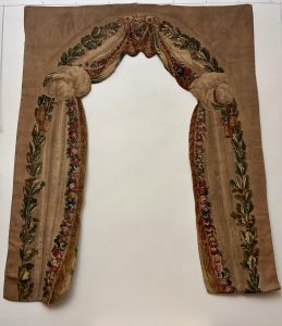 Cantonnière en tapisserie à décor de draperie et de guirlandes de fleurs, XVIIIe siècle