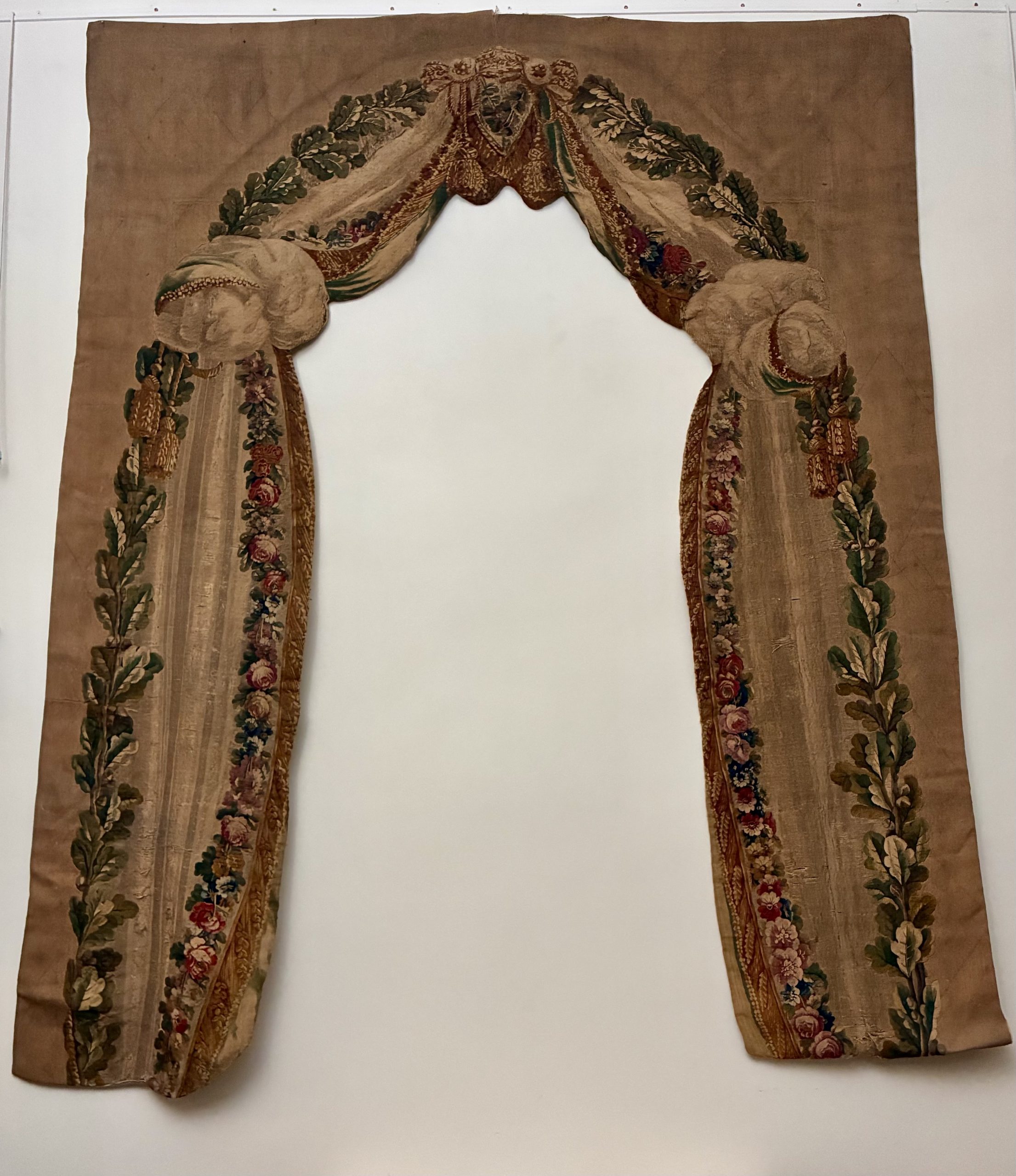 Cantonnière en tapisserie à décor de draperie et de guirlandes de fleur, XVIIIe siècle