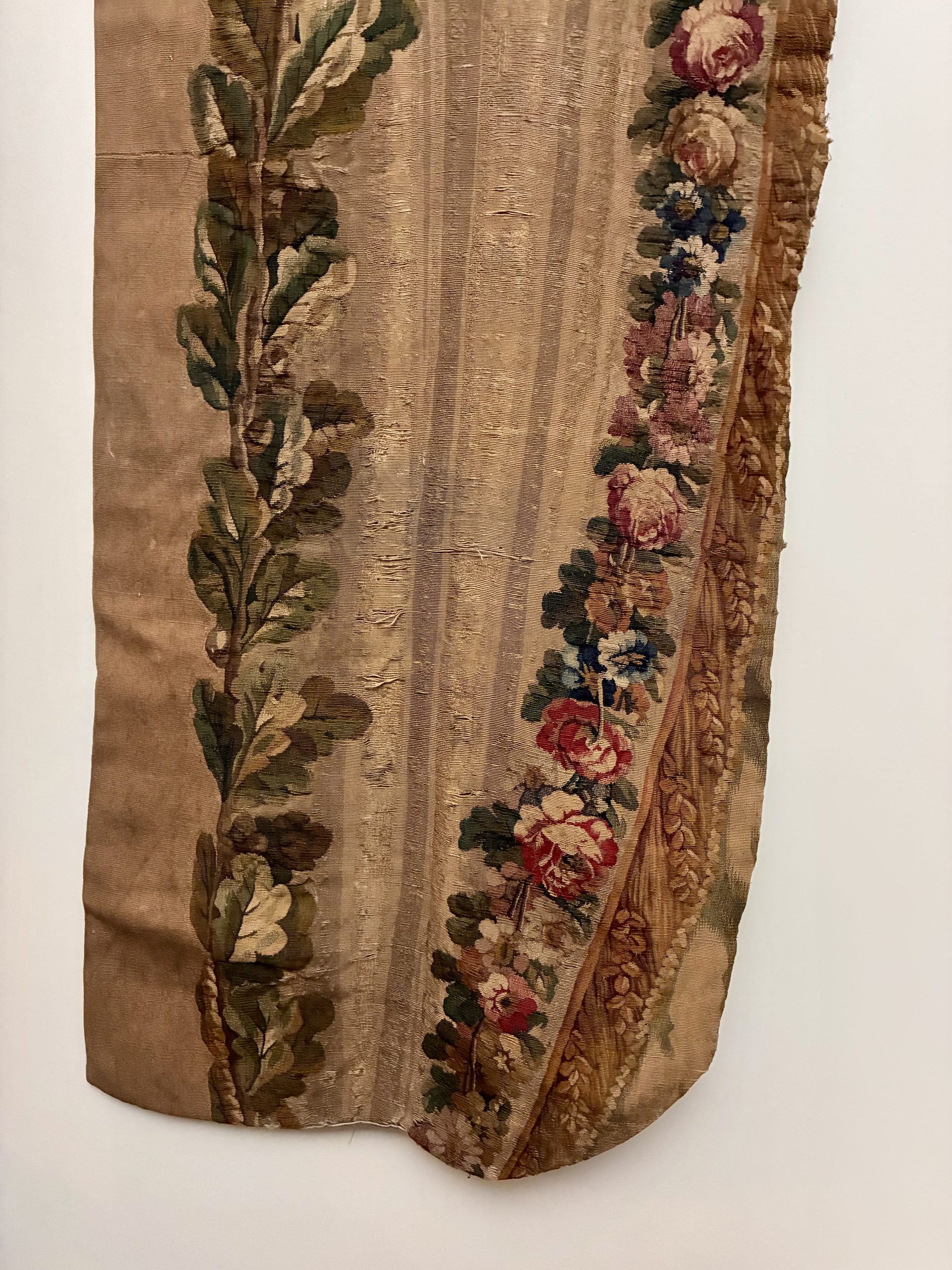 Cantonnière en tapisserie à décor de draperie et de guirlandes de fleur, XVIIIe siècle
