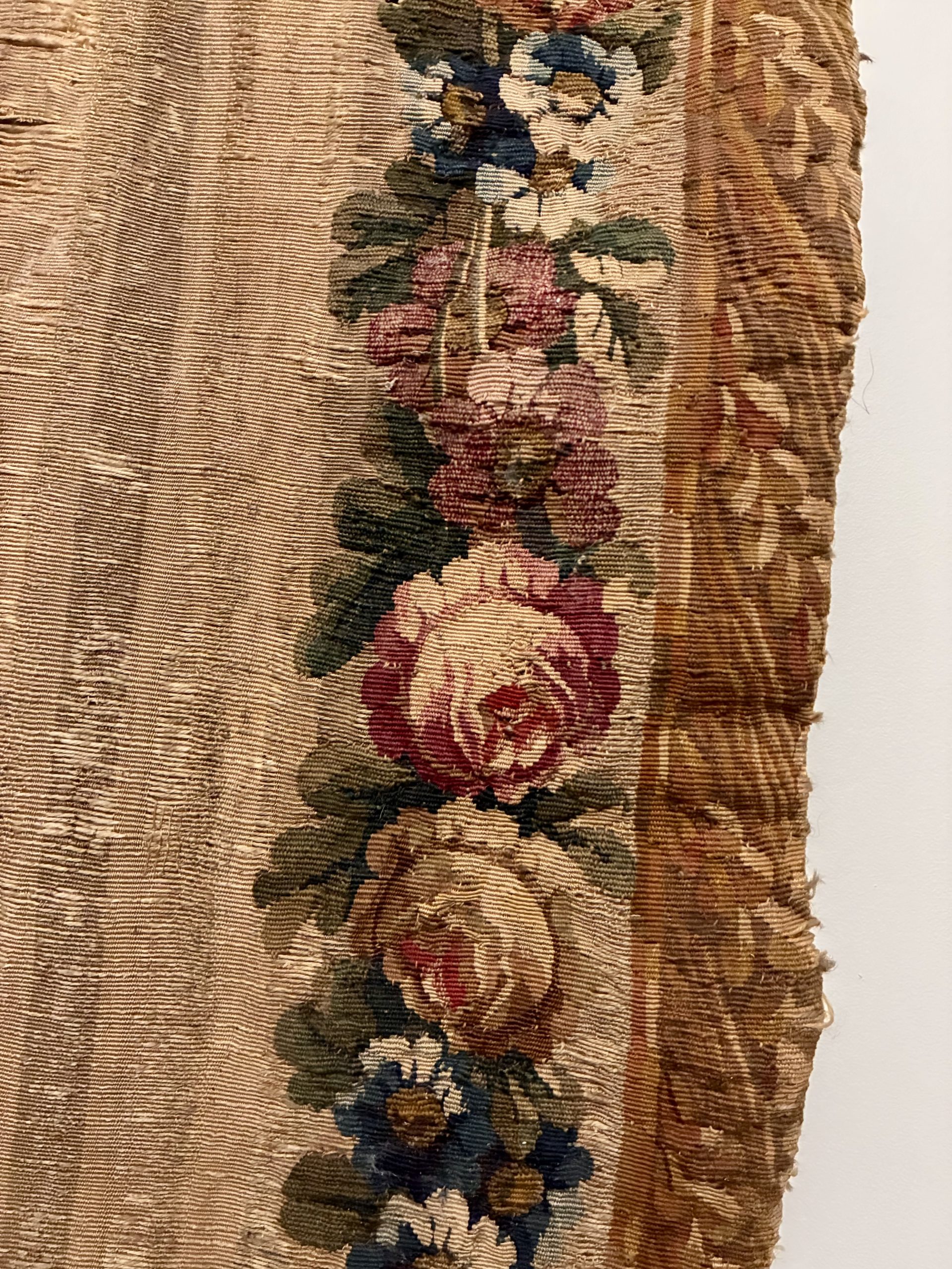 Cantonnière en tapisserie à décor de draperie et de guirlandes de fleur, XVIIIe siècle