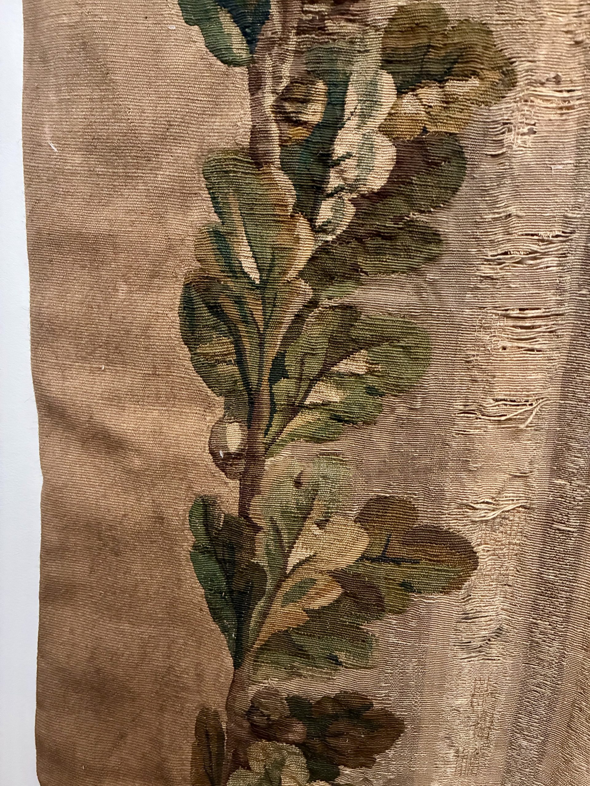 Cantonnière en tapisserie à décor de draperie et de guirlandes de fleur, XVIIIe siècle