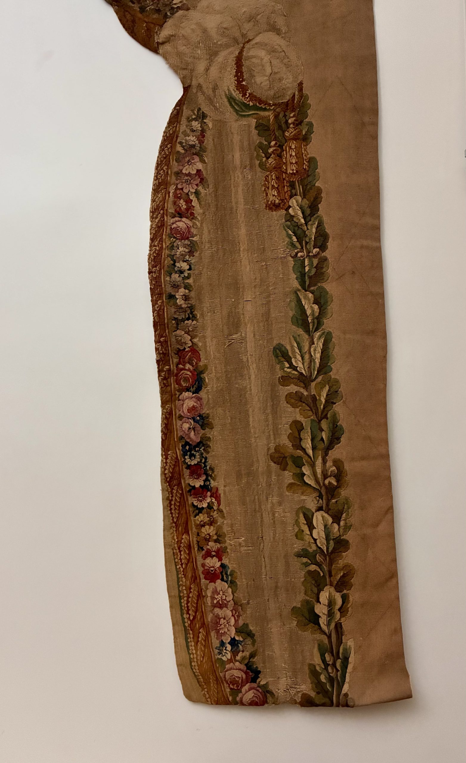 Cantonnière en tapisserie à décor de draperie et de guirlandes de fleur, XVIIIe siècle