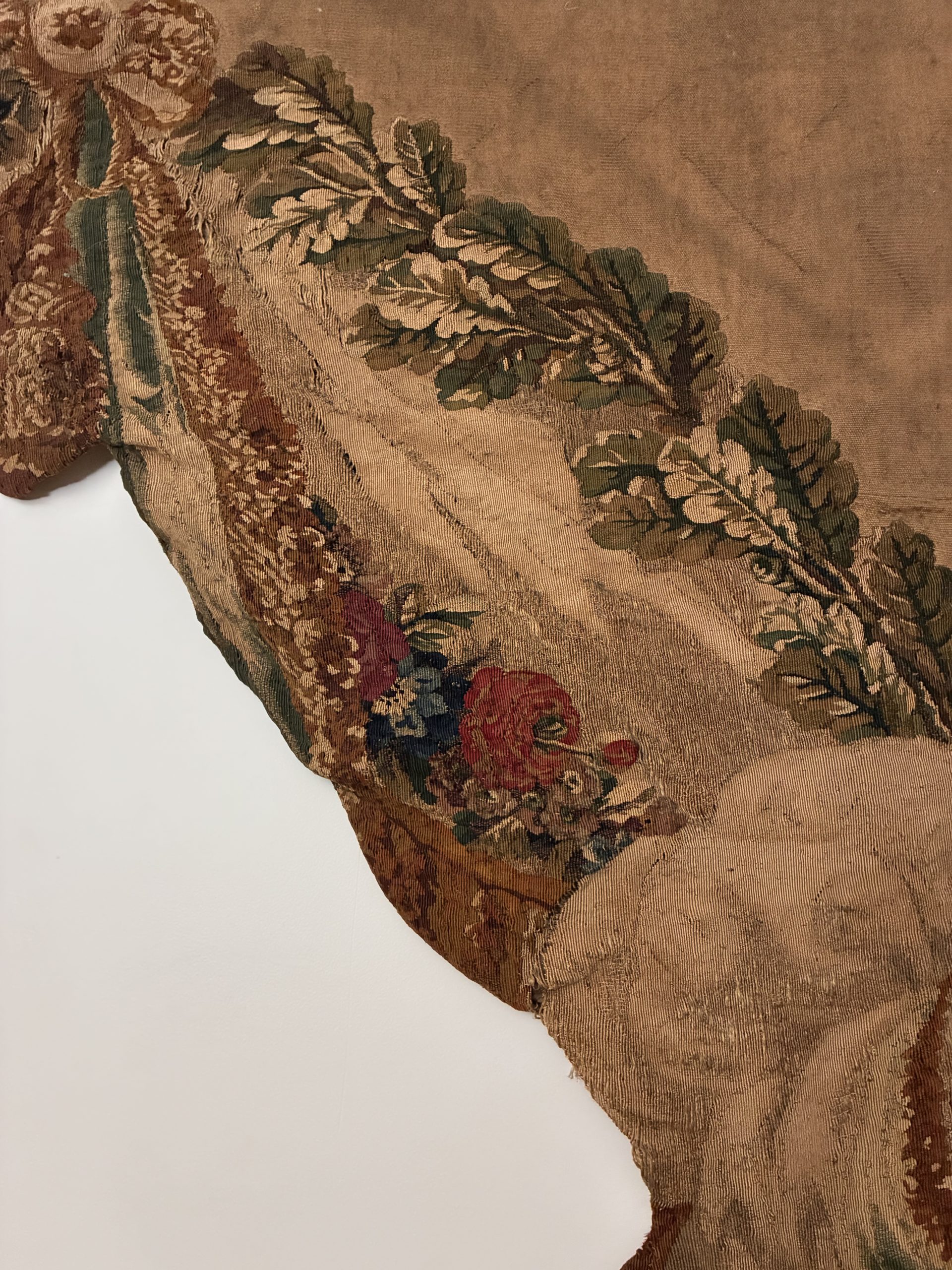 Cantonnière en tapisserie à décor de draperie et de guirlandes de fleur, XVIIIe siècle