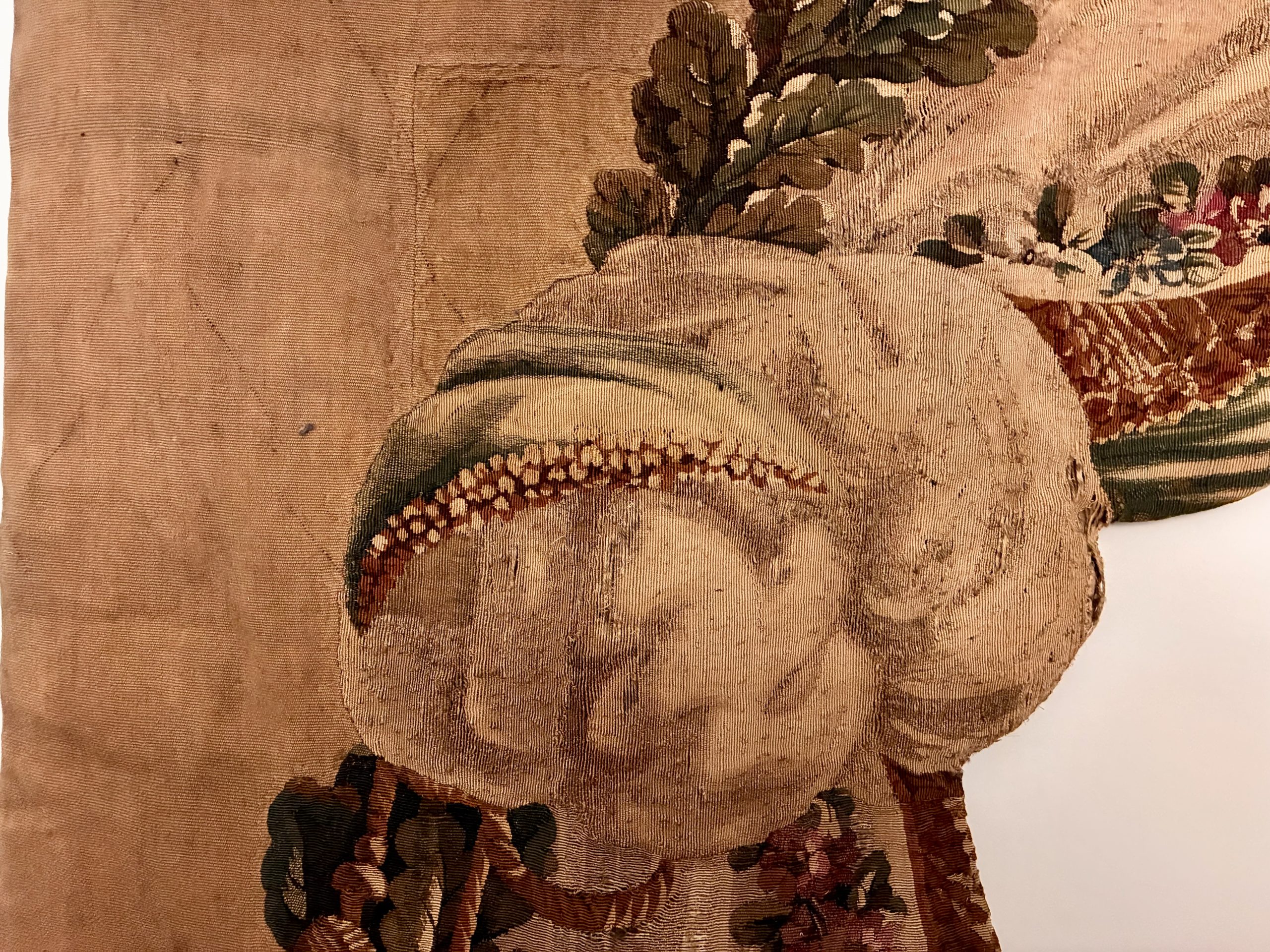 Cantonnière en tapisserie à décor de draperie et de guirlandes de fleur, XVIIIe siècle