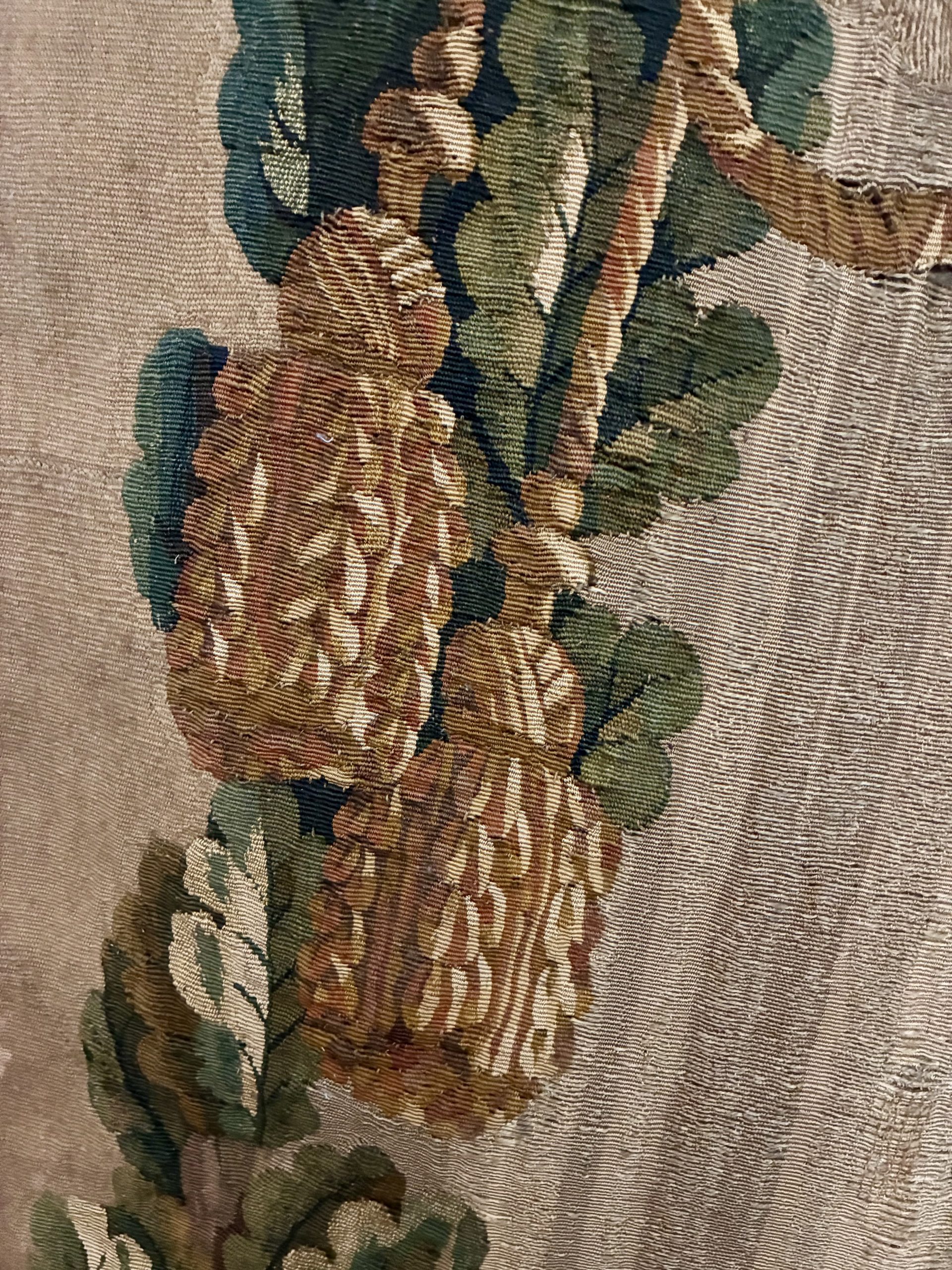 Cantonnière en tapisserie à décor de draperie et de guirlandes de fleur, XVIIIe siècle