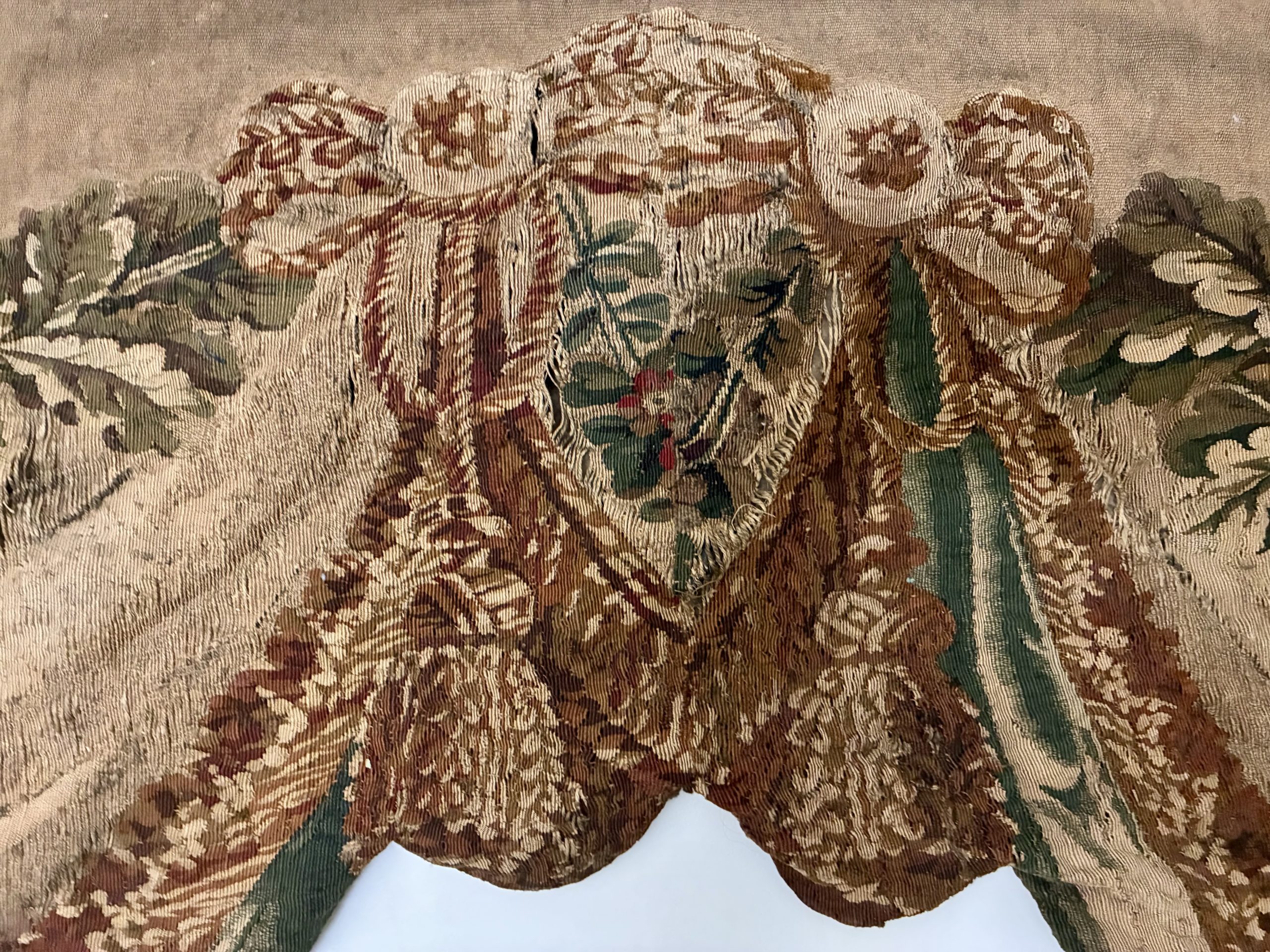 Cantonnière en tapisserie à décor de draperie et de guirlandes de fleur, XVIIIe siècle