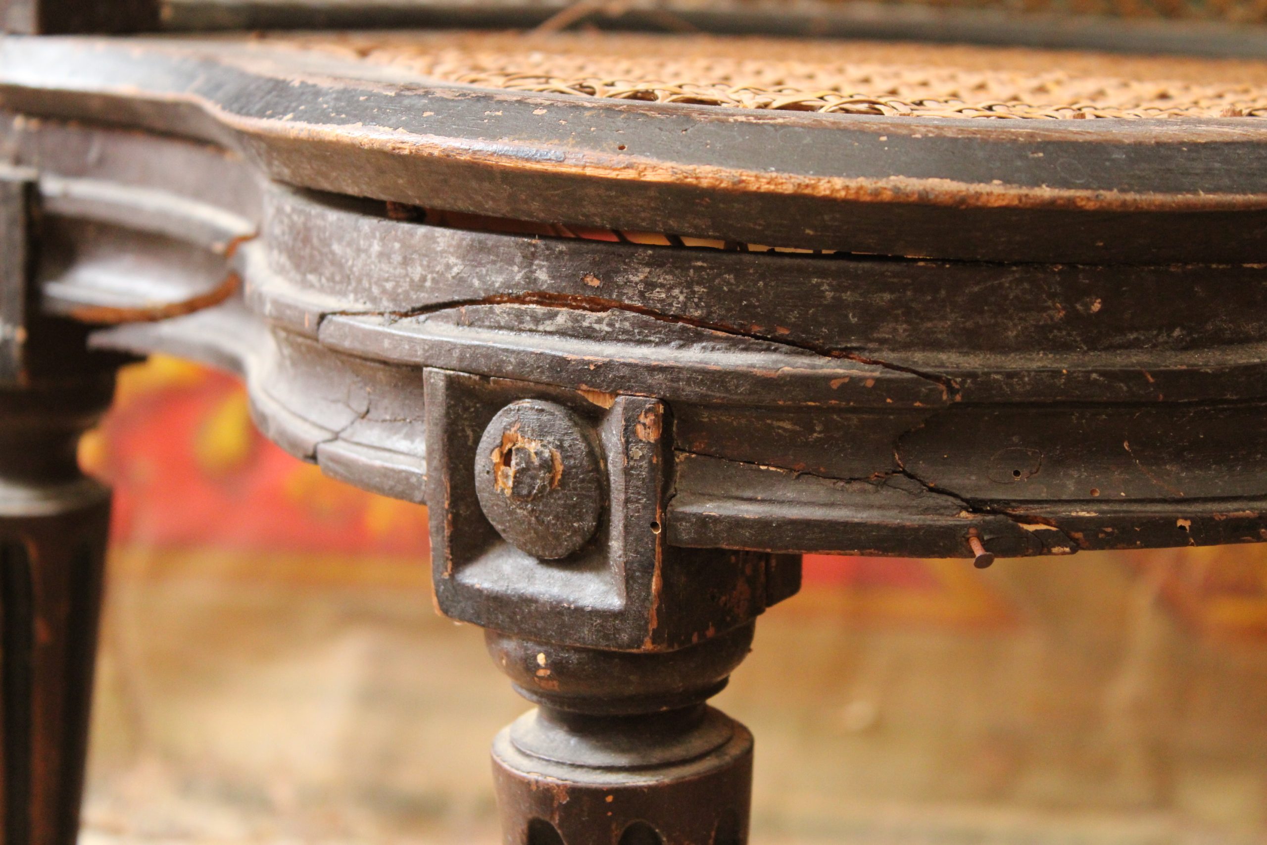 Détail d'usures du Fauteuil Couillard avant restauration