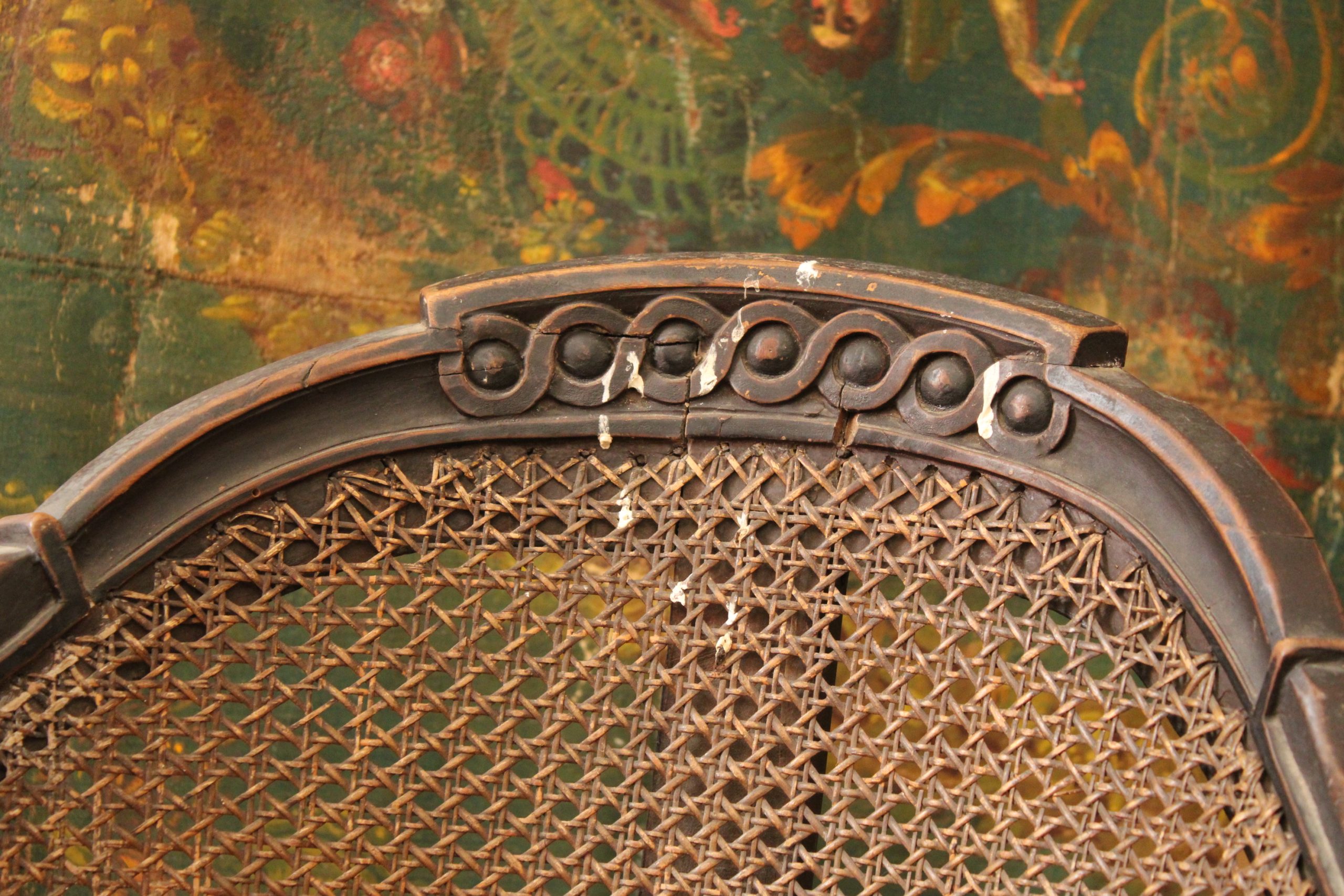 Détails de tâches sur le Fauteuil Couillard avant restauration