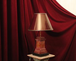 Lampe à poser en marbre, référence à l'obélisque Flaminio de Rome, XXe siècle