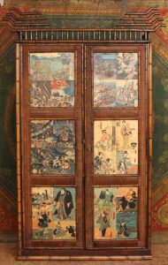 Armoire en bambou et rotin dans le goût de "Perret & Vibert" enrichie d'estampes Japonaises du XIXe