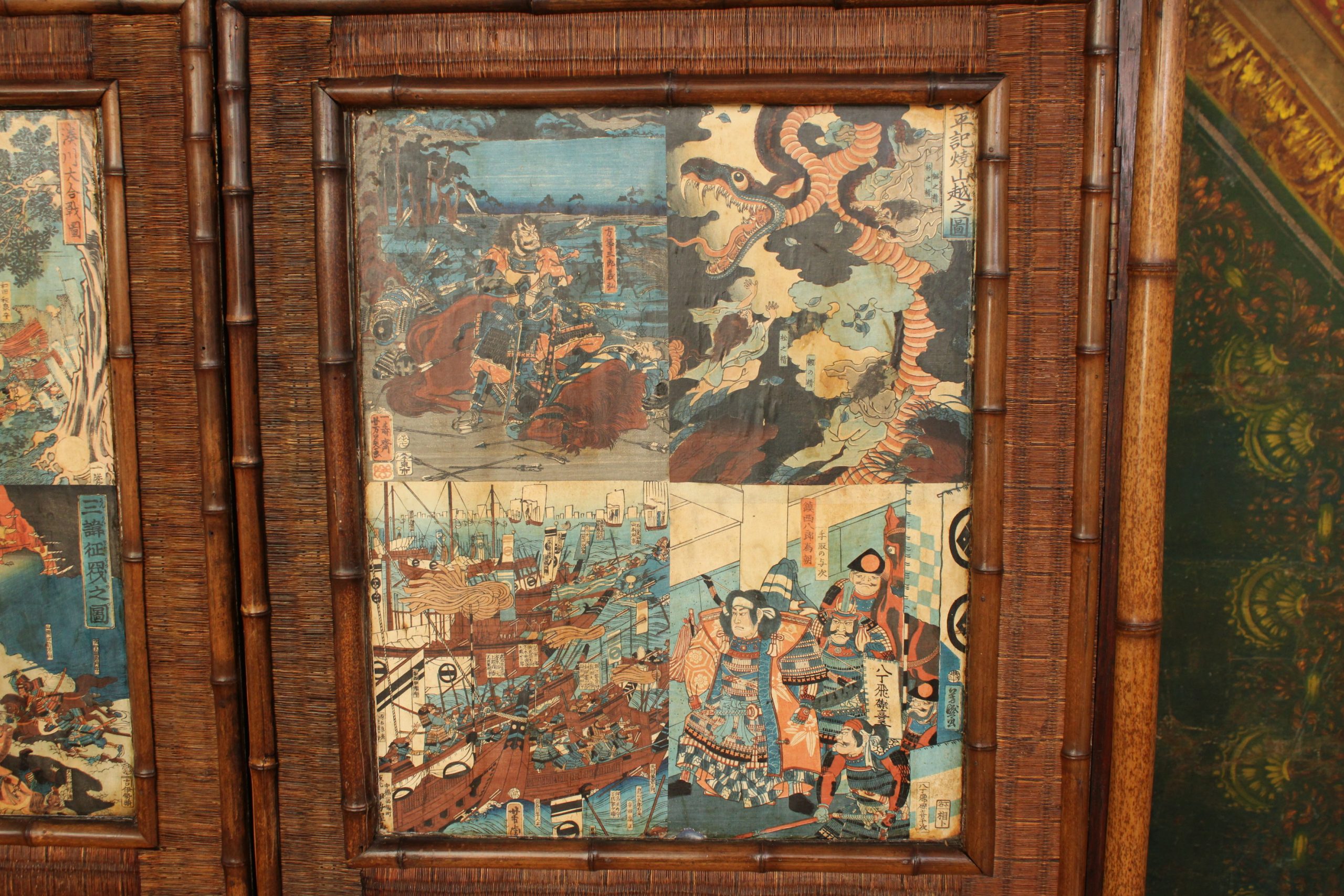 Détail des estampes de l'armoire en bambou et rotin dans le goût de la Maison des Bambous de Perret & Vibert, vers 1900