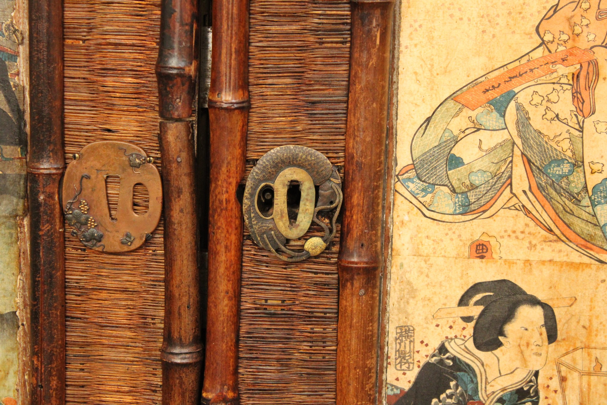 Détail des Tsuba comme entrées de serrure de l'armoire en bambou et rotin dans le goût de la Maison des Bambous de Perret & Vibert, vers 1900