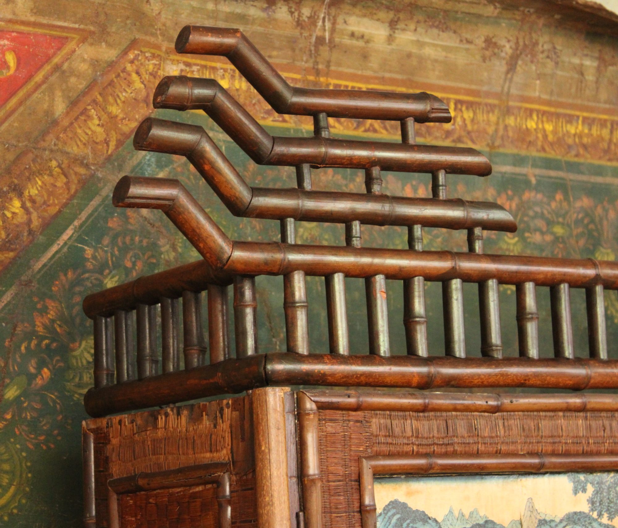 Armoire en bambou et rotin dans le goût de "Perret & Vibert" enrichie d'estampes Japonaises du XIXe – Image 4