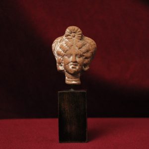 Tête de femme en terre cuite, Eypte époque Romaine