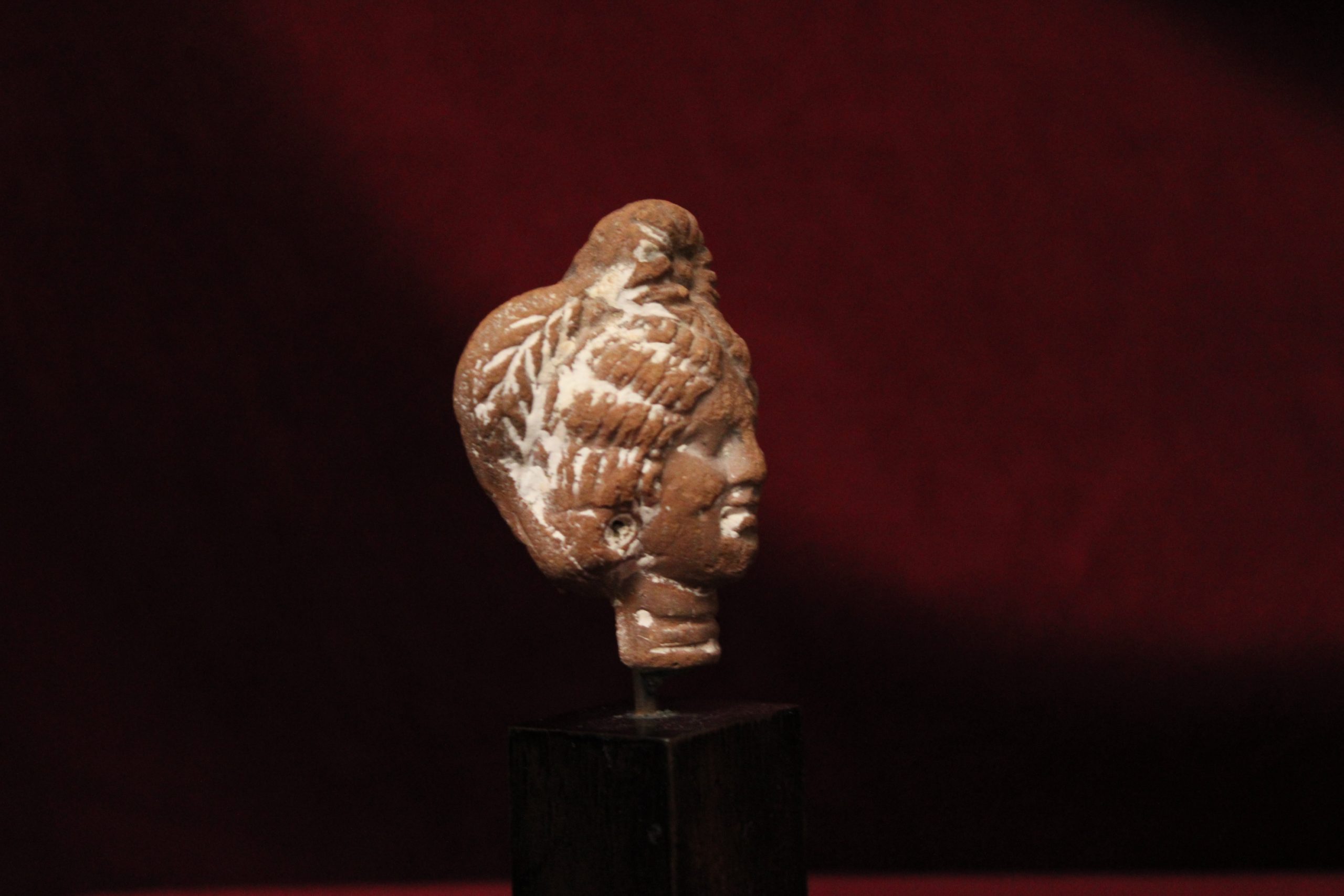 Tête de femme en terre cuite, Eypte époque Romaine