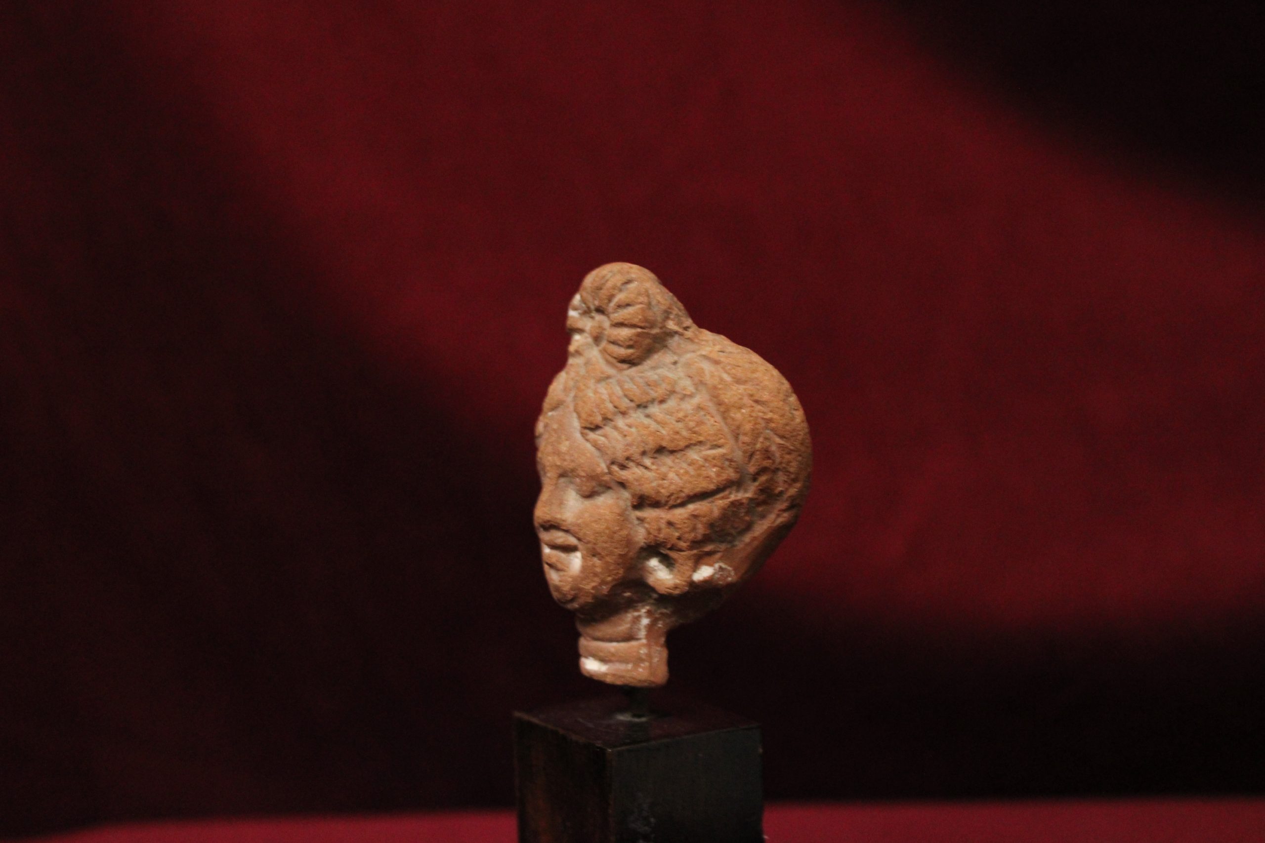 Tête de femme en terre cuite, Eypte époque Romaine
