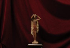Statuette féminine en terre cuite "Korè", XIXe siècle