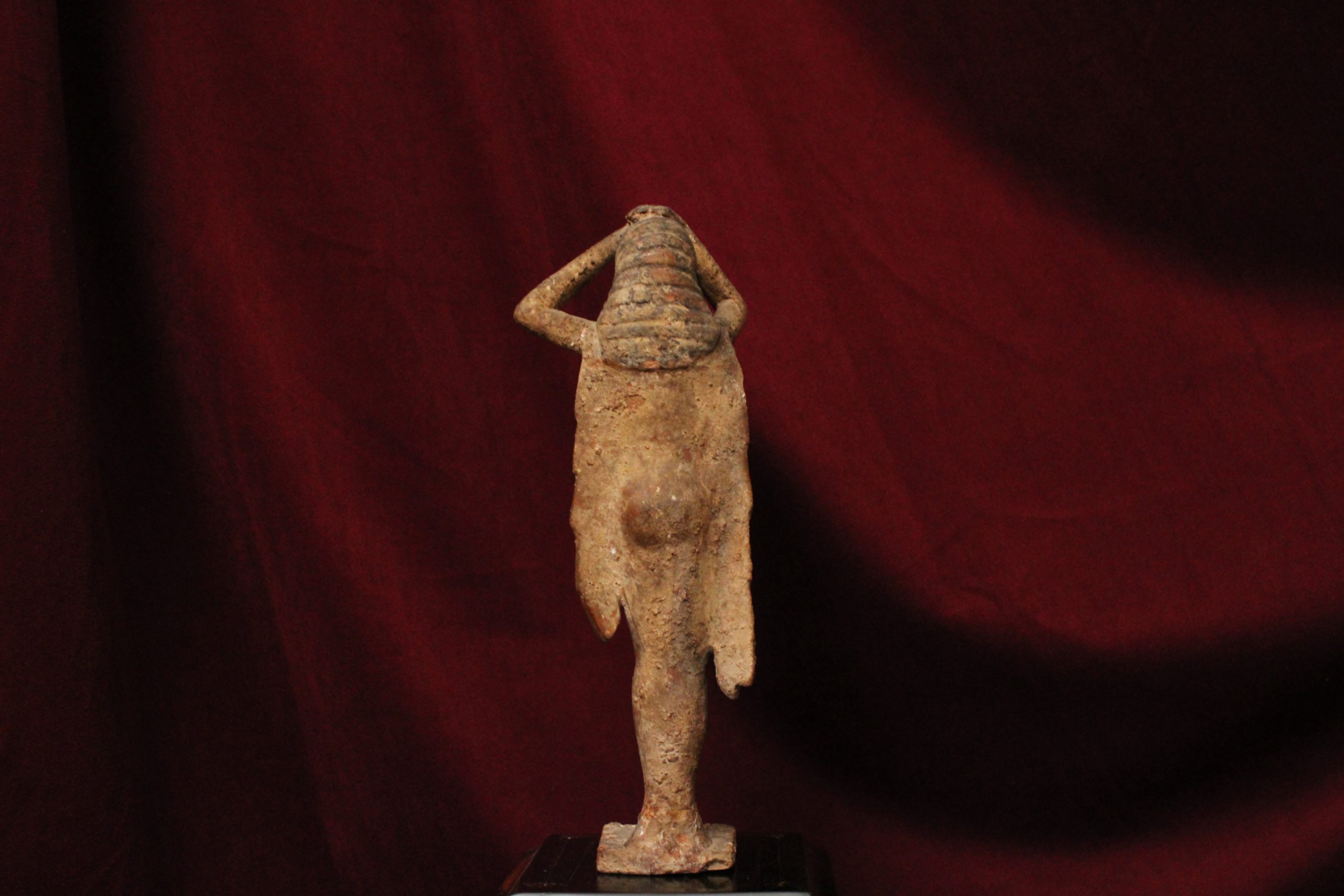 Statuette féminine en terre cuite "Korè", XIXe siècle