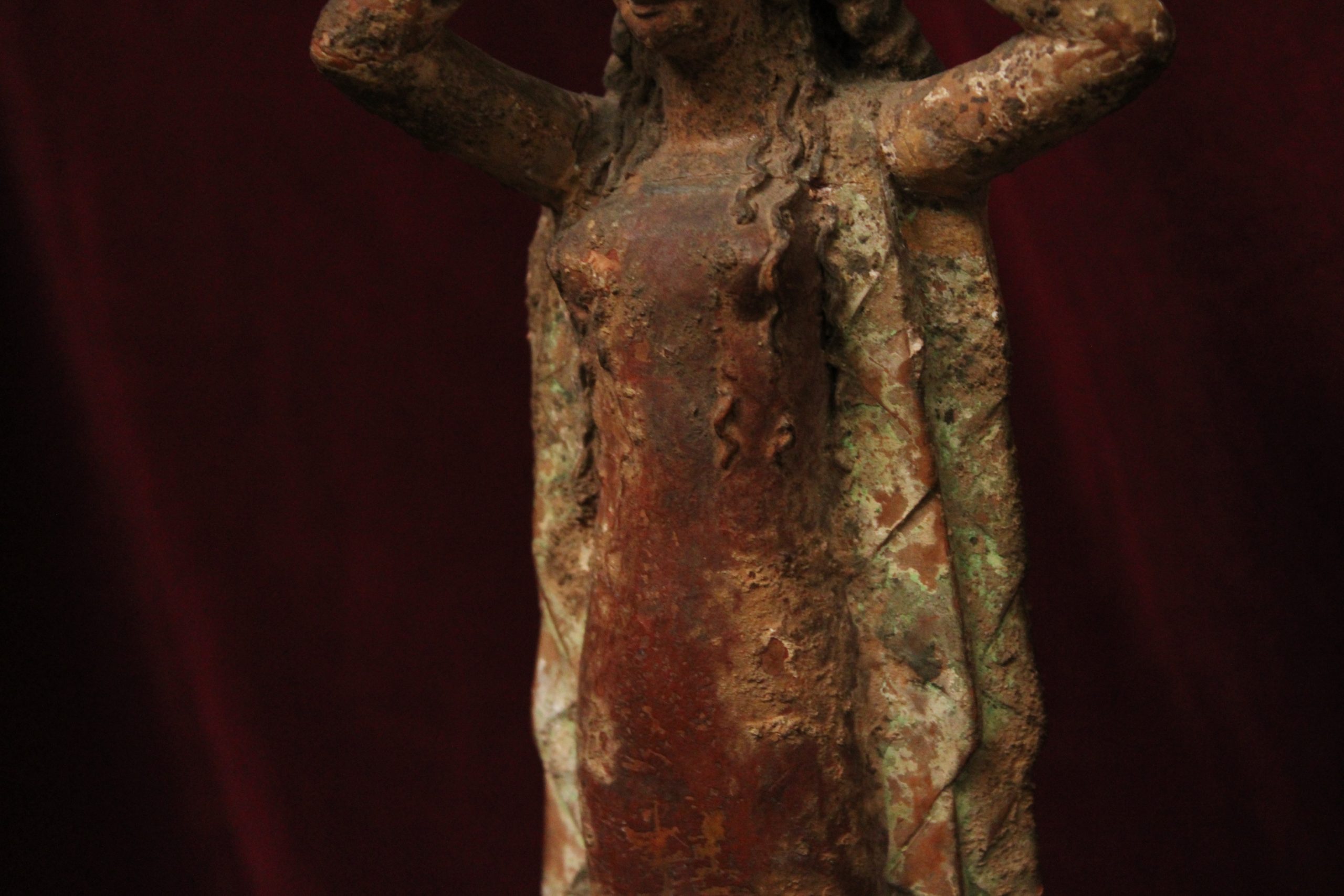 Statuette féminine en terre cuite "Korè", XIXe siècle