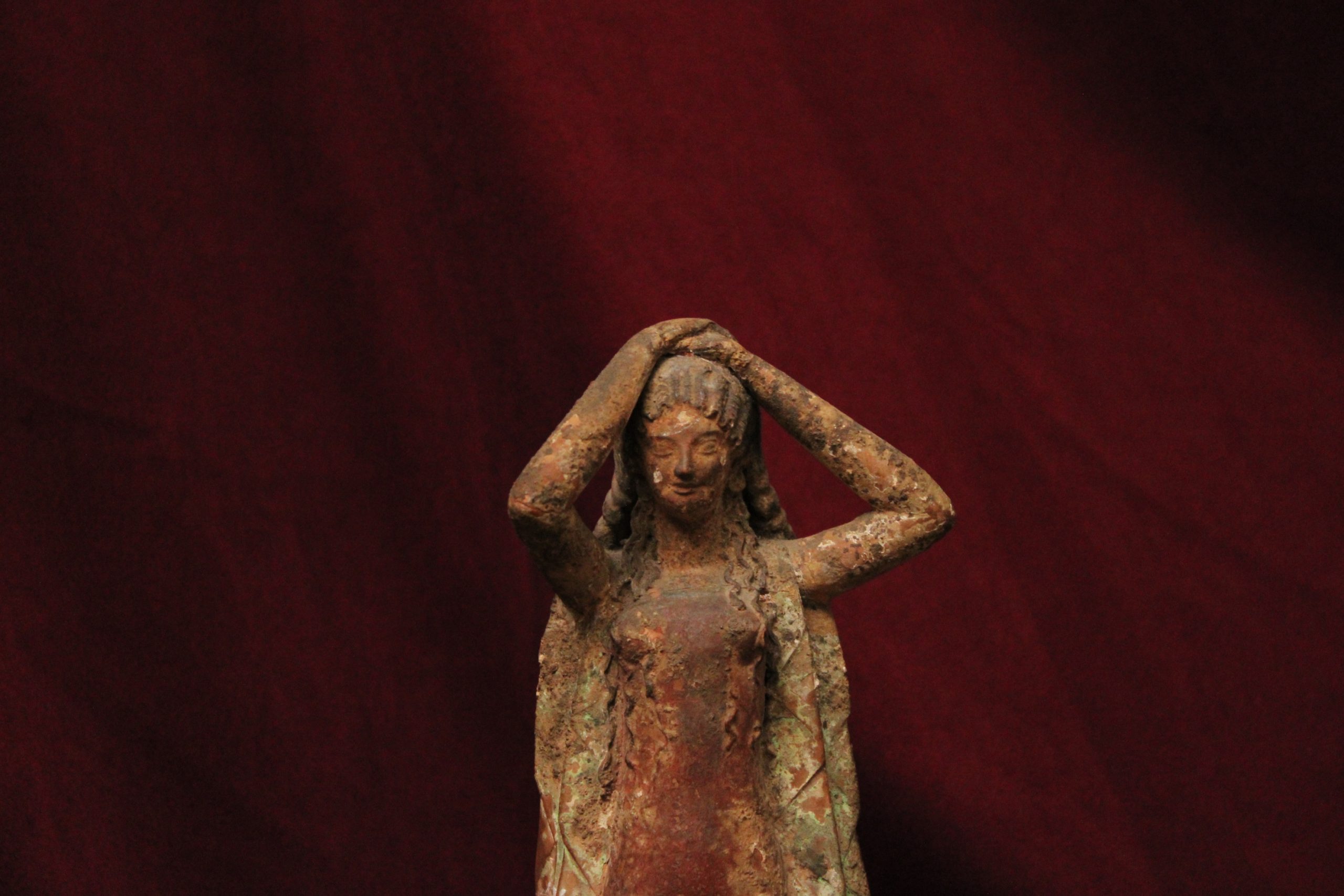 Statuette féminine en terre cuite "Korè", XIXe siècle